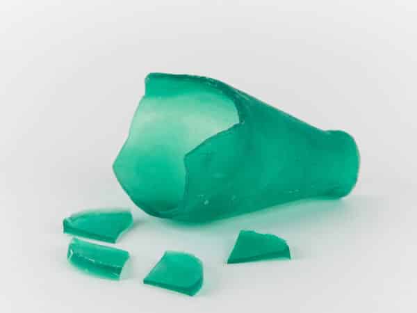 BOUTEILLE CASSÉE AVEC TESSONS